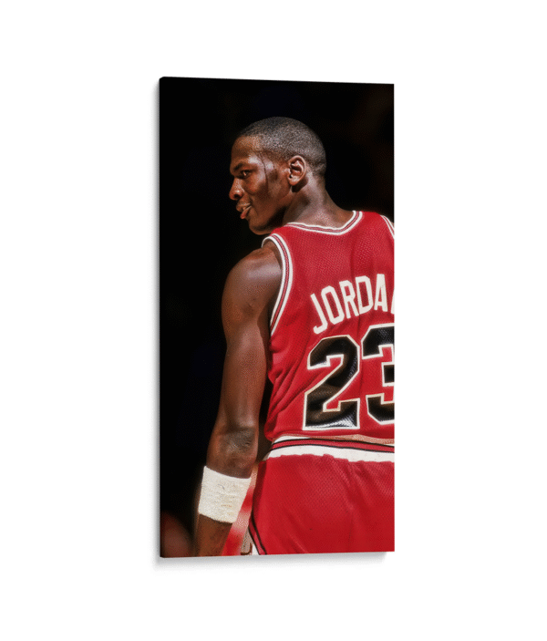 Michael Jordan mira sobre su hombro